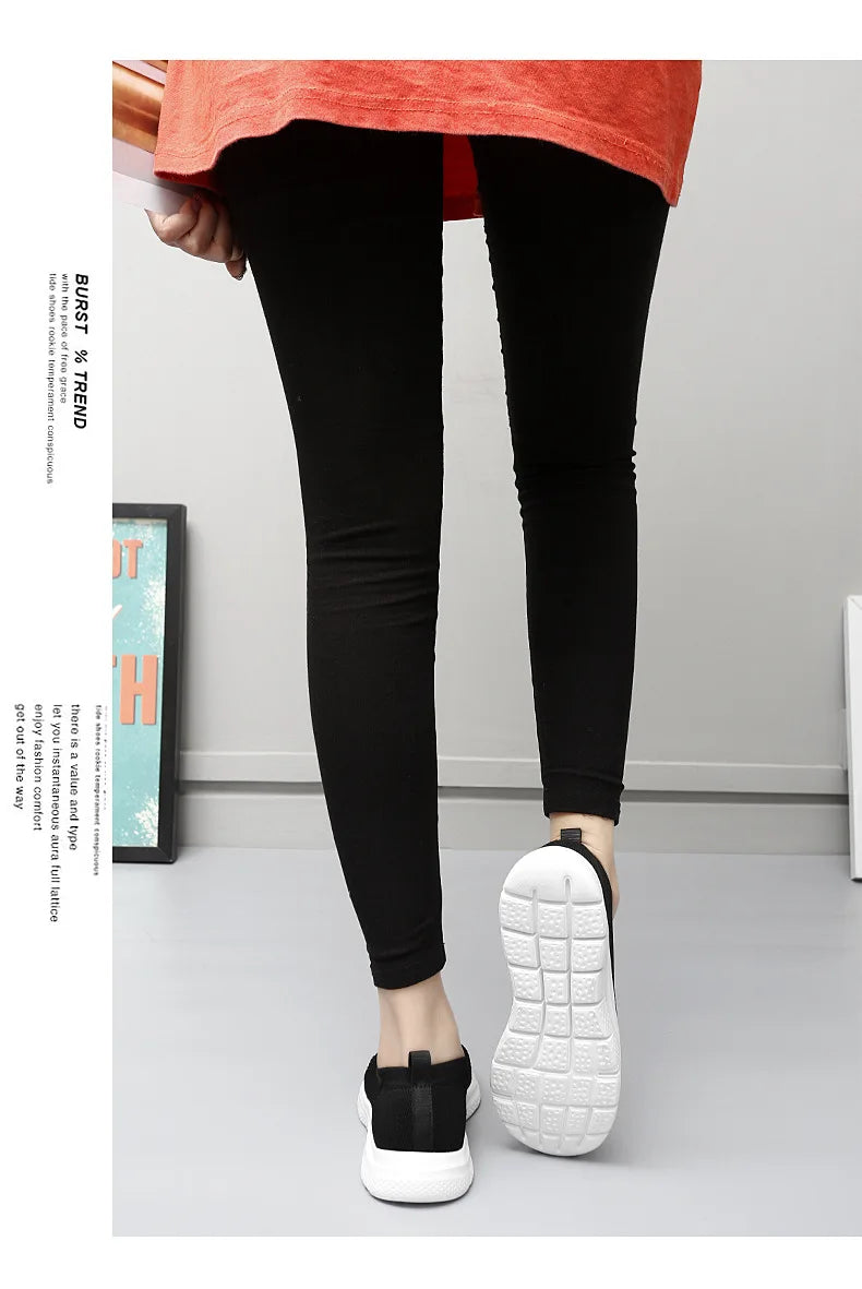 أحذية رياضية نسائية محبوكة على شكل جوارب