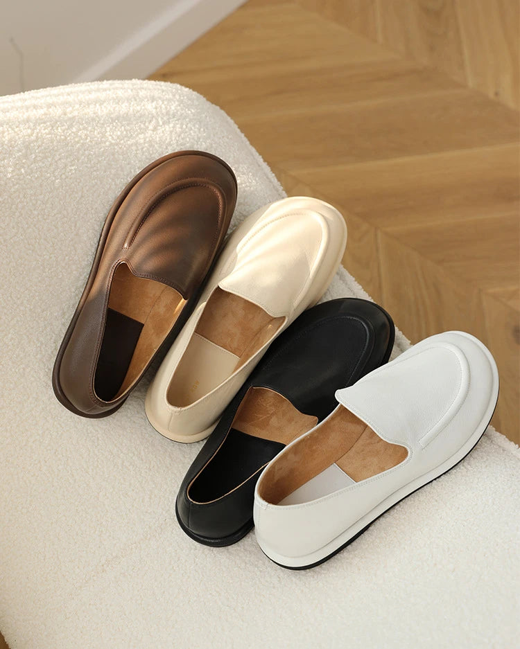 حذاء مسطح نسائي بكعب مدبب وإبزيم من الخلف