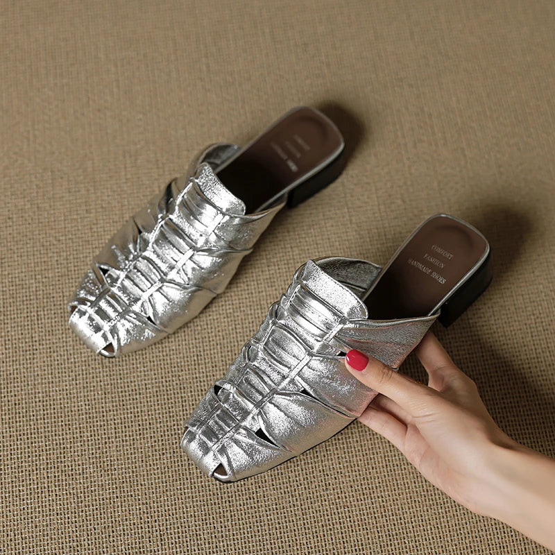 صنادل نسائية بكعب عريض من الجلد