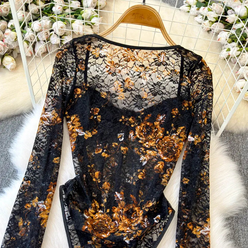 بدلة جسم نسائية مطبوعة بشبكة ورقبة مربعة