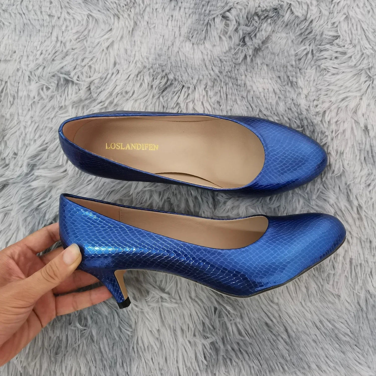 حذاء بكعب منخفض أحمر اللون 2025 بكعب 5 سم من جلد التمساح