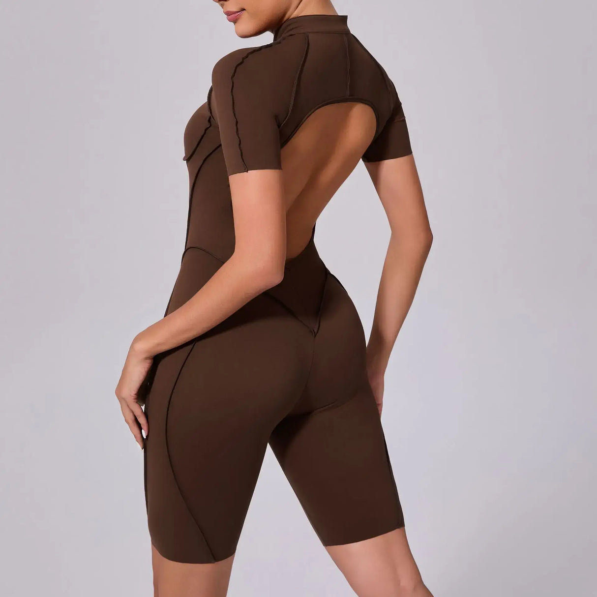 جمبسوت رياضي قصير بسحاب للنساء