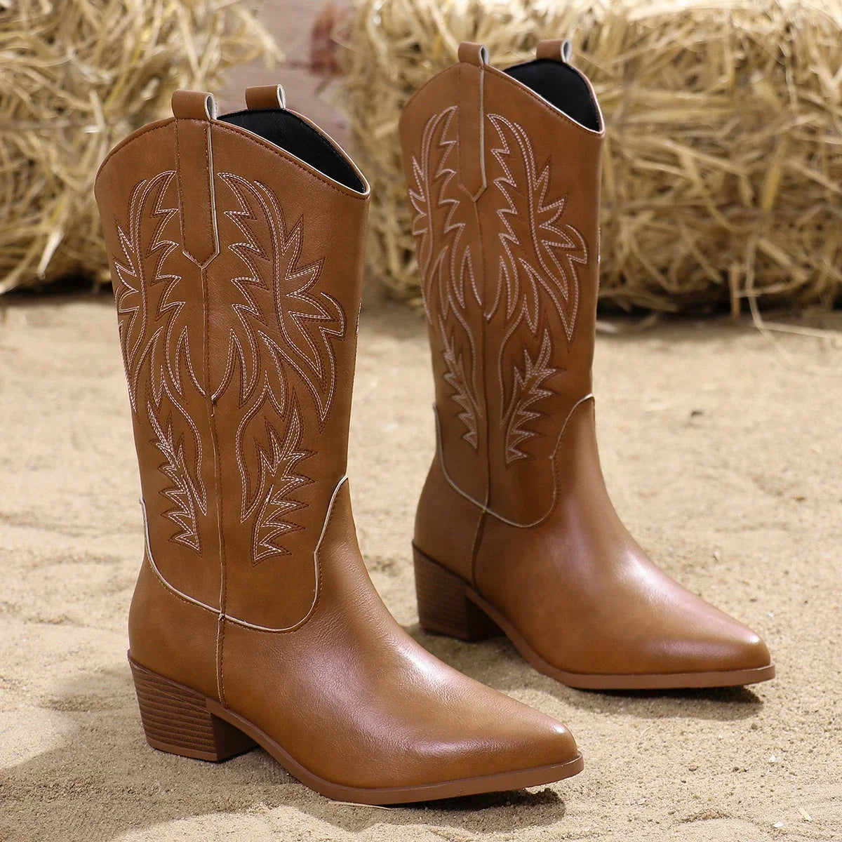 أحذية نسائية متوسطة الساق بمقدمة مدببة وكعب من الفرو