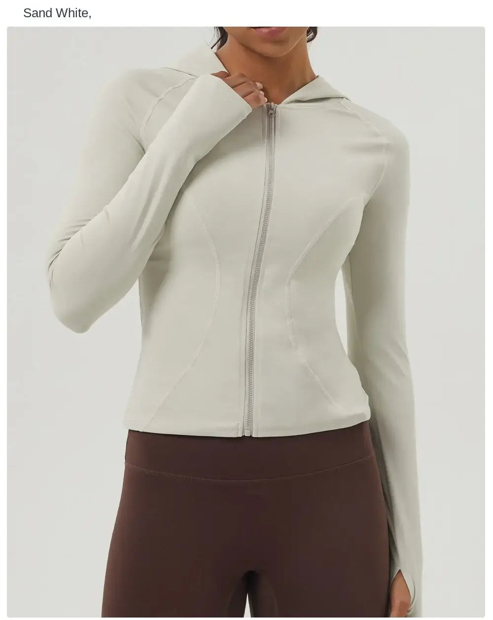 سترة لياقة بدنية نسائية بقصّة Slim Fit مع غطاء للرأس