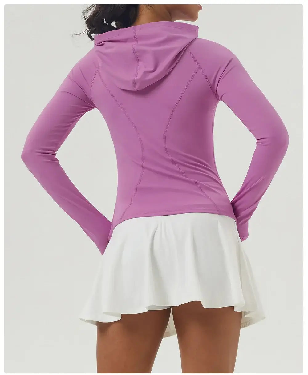 سترة لياقة بدنية نسائية بقصّة Slim Fit مع غطاء للرأس