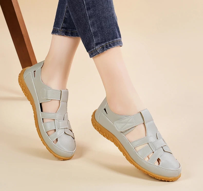 صنادل نسائية صيفية مسطحة بأصابع مغطاة للمشي