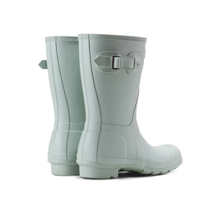 حذاء نسائي من الجلد المطرز حتى منتصف الساق