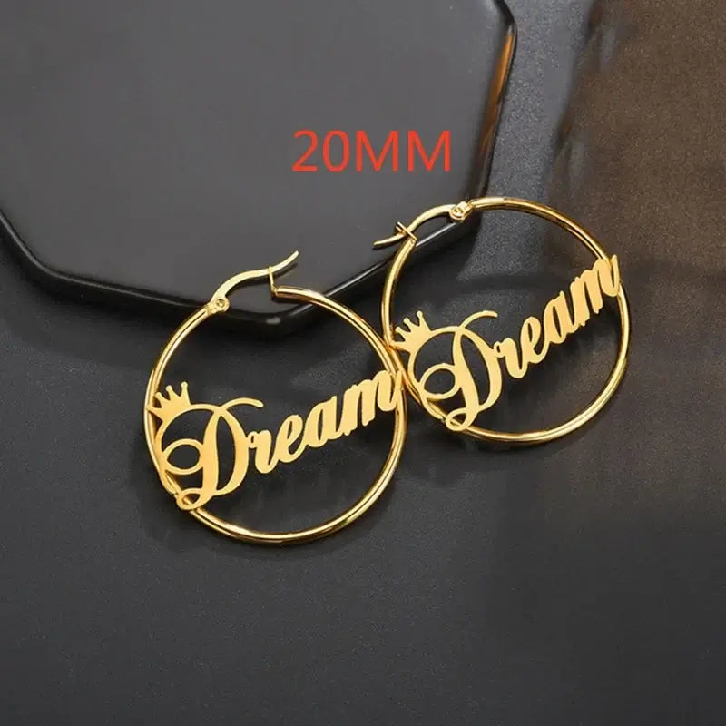 أقراط دائرية مخصصة تحمل اسم التاج اللطيف للنساء