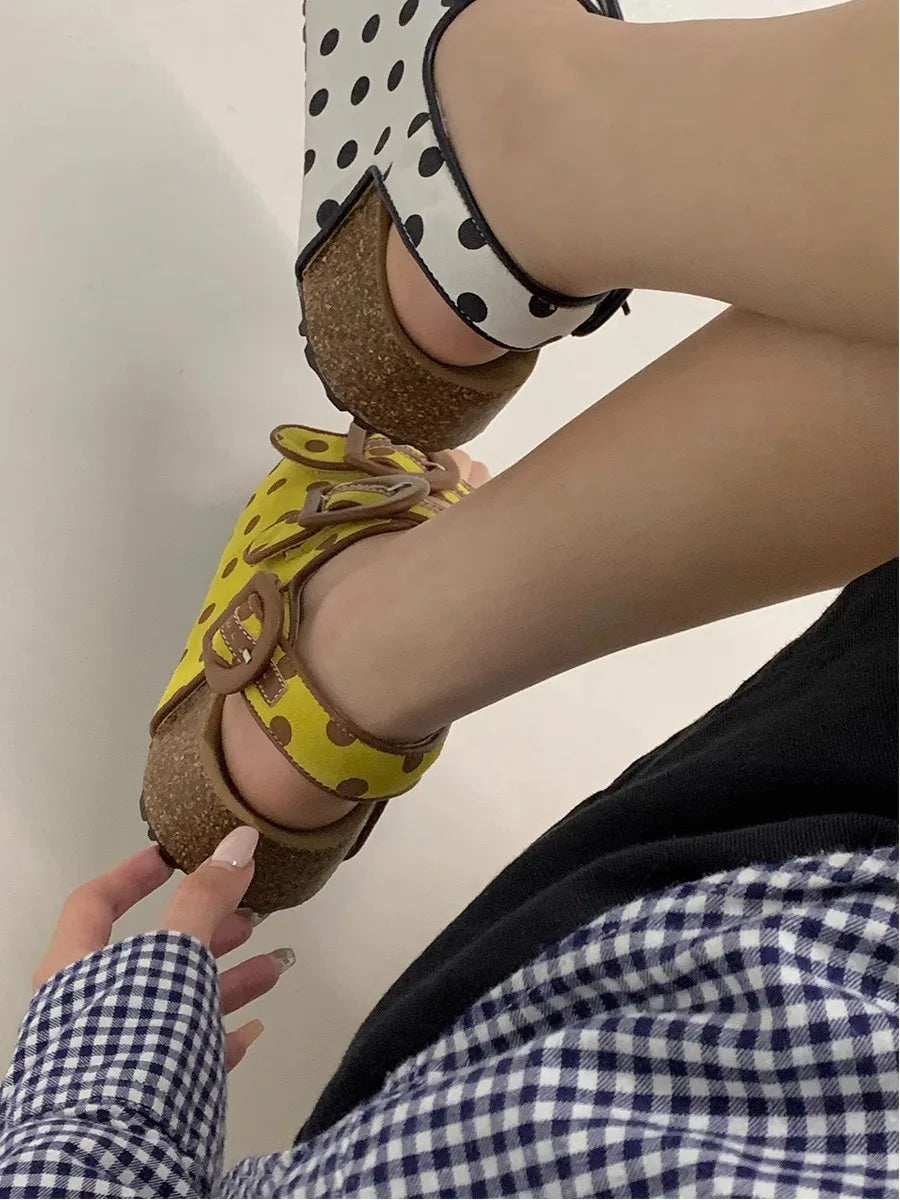 صنادل نسائية مسطحة بكعب عالٍ صيفية