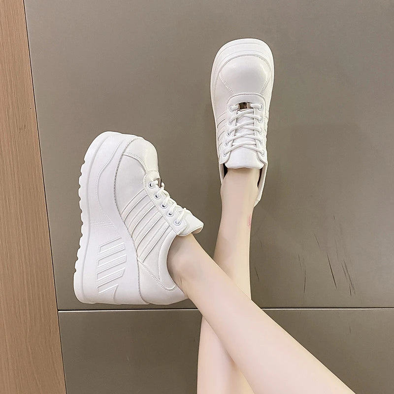 أحذية نسائية بكعب عالٍ وأربطة ورأس دائري