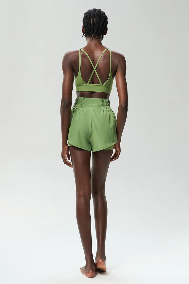 مجموعة رياضية سريعة الجفاف للنساء في الهواء الطلق