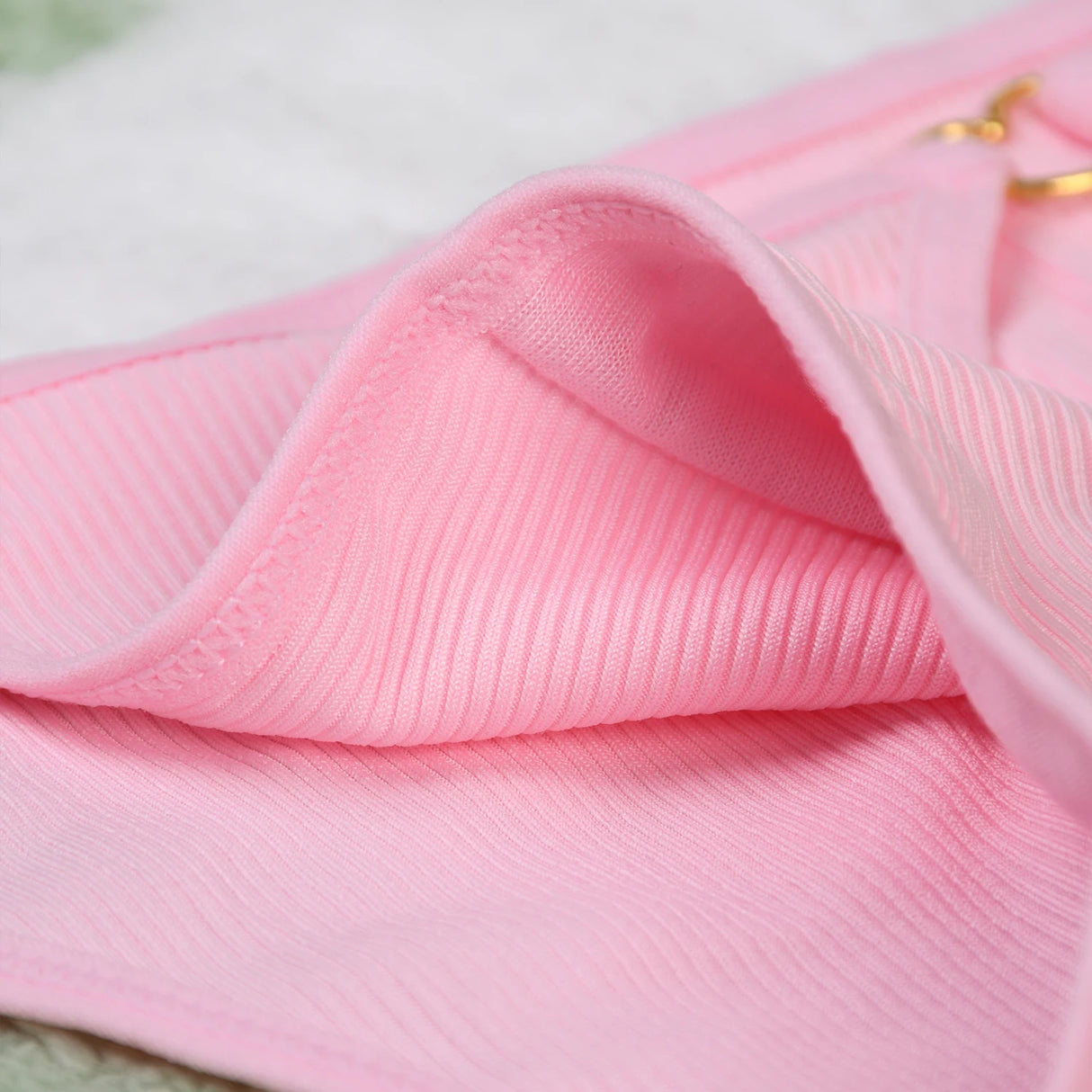 طقم ثونغ مجوف للنساء