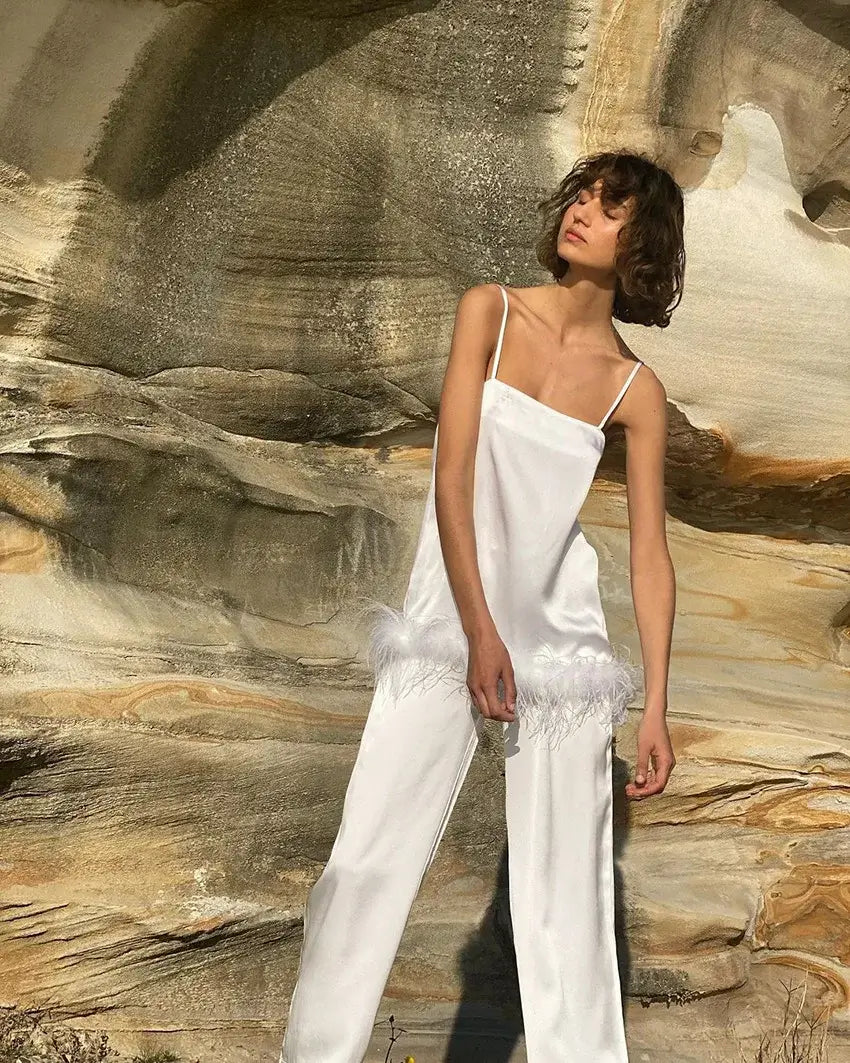 طقم بيجامة ساتان نسائي مع بنطلون بحواف من الريش