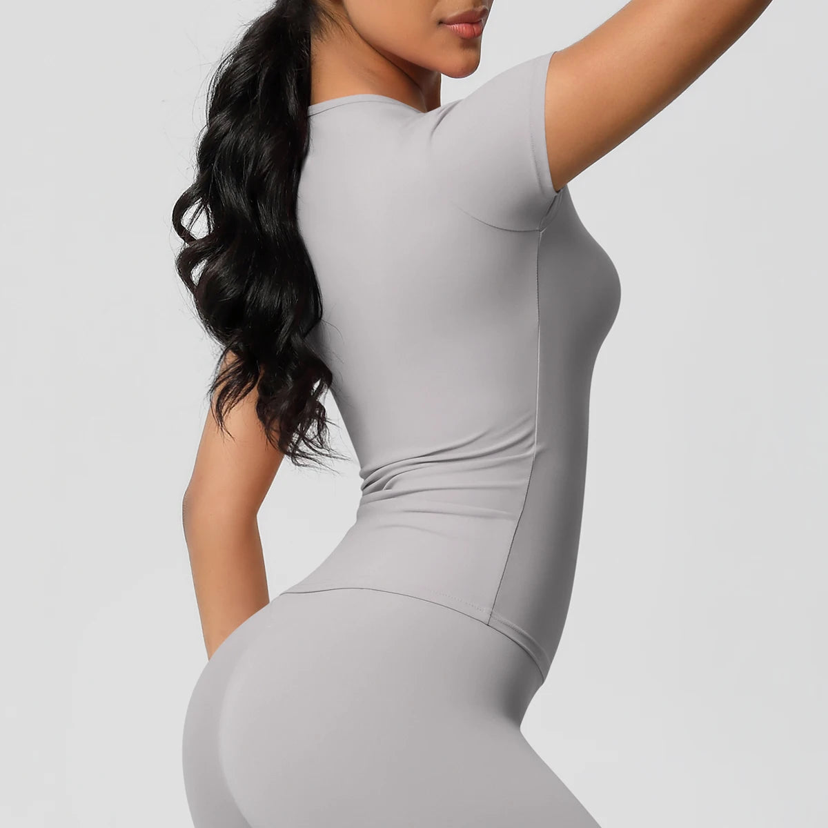 بلوزة رياضية نسائية مرنة وسريعة الجفاف