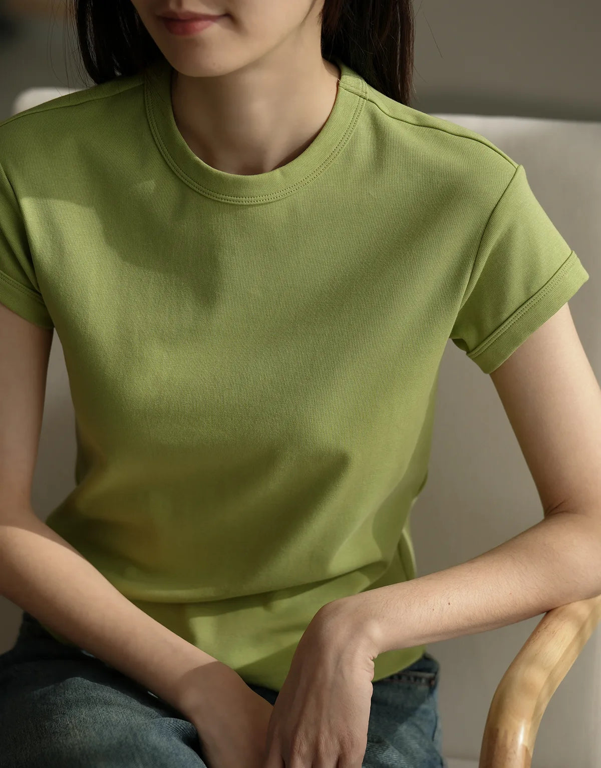 تي شيرت نسائي بطبعة ملونة