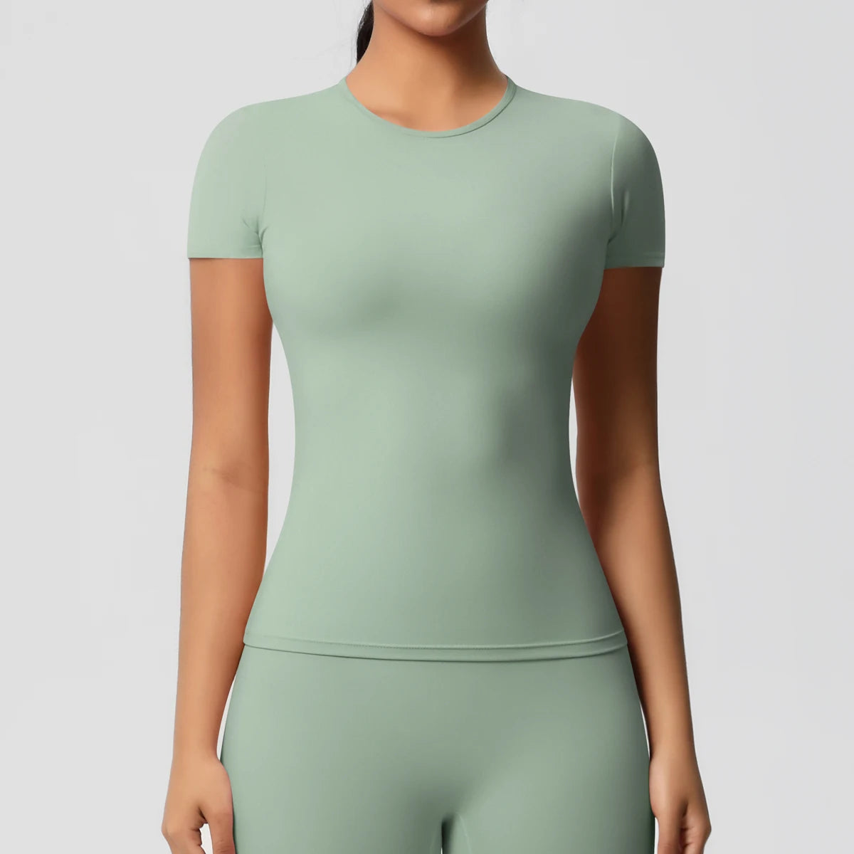 بلوزة رياضية نسائية مرنة وسريعة الجفاف