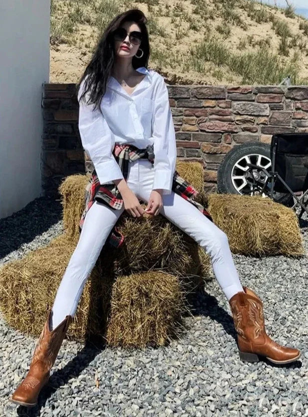 حذاء نسائي متوسط الساق من الجلد مطرز باللون الوردي