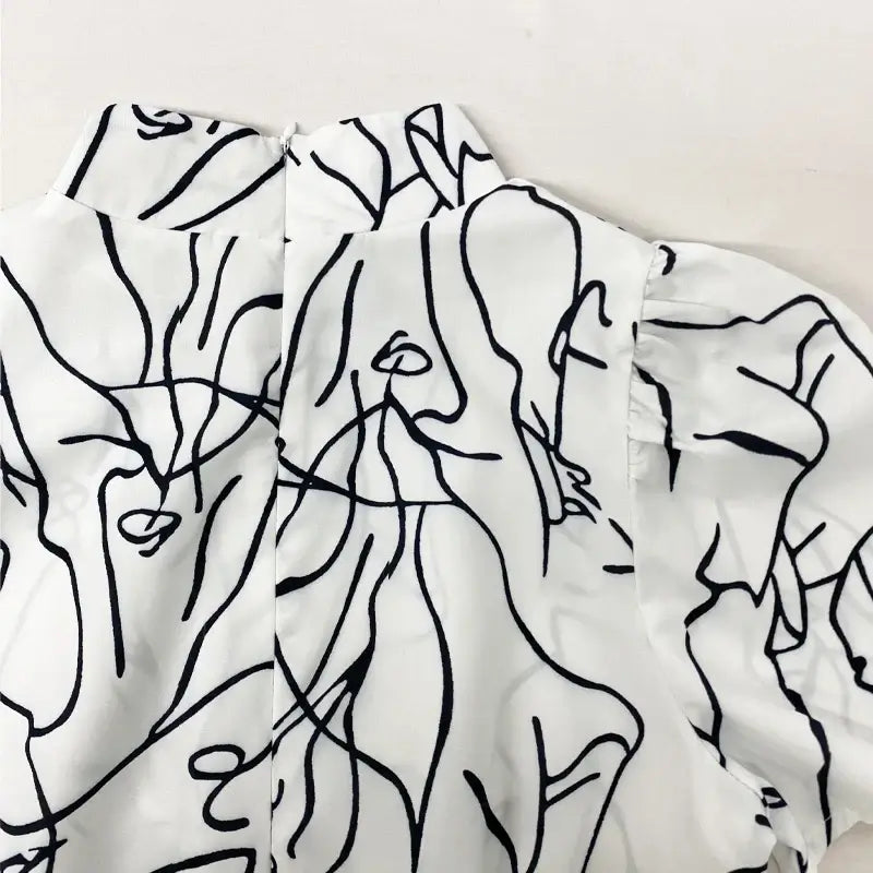 جمبسوت نسائي واسع الساق بطبعة فنية