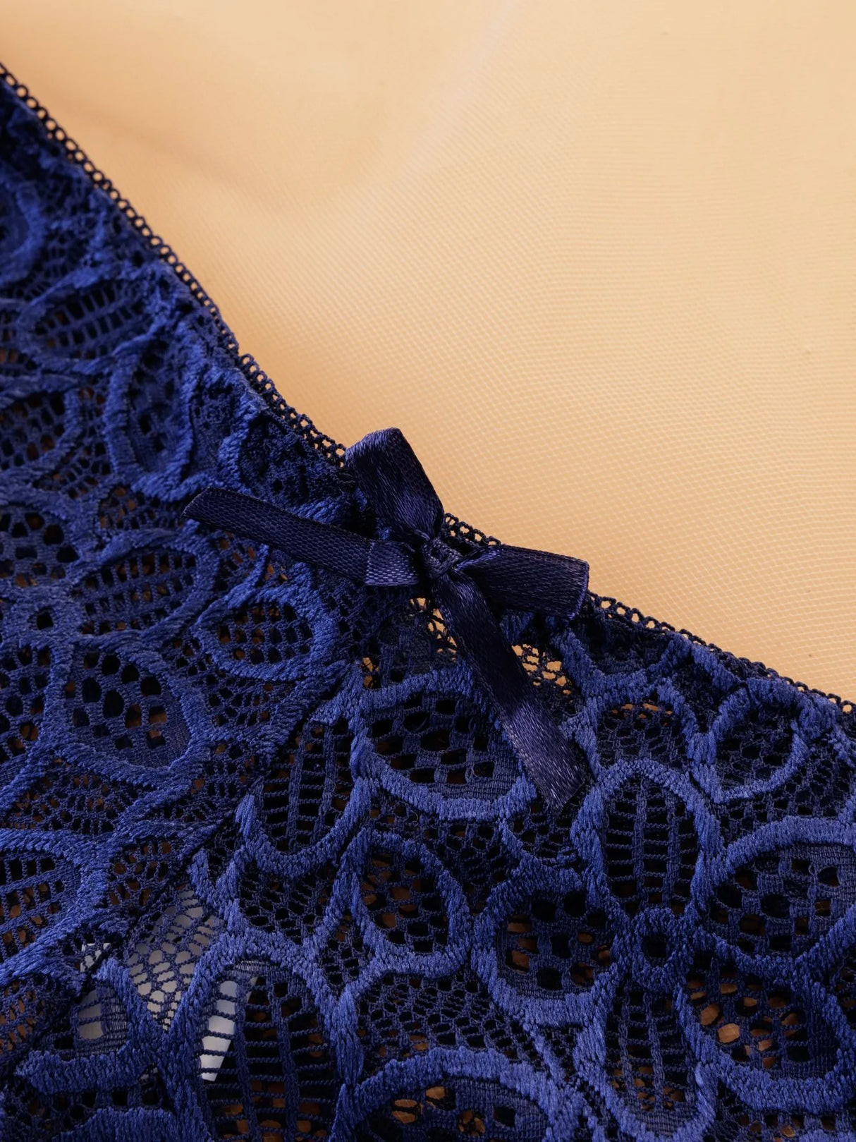 طقم حمالة صدر دانتيل متباين للنساء