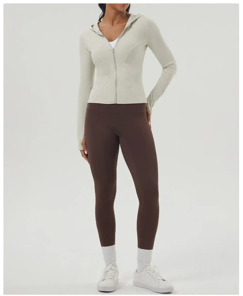 سترة لياقة بدنية نسائية بقصّة Slim Fit مع غطاء للرأس