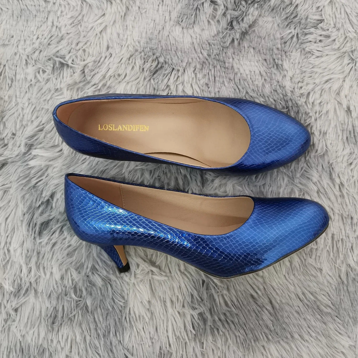 حذاء بكعب منخفض أحمر اللون 2025 بكعب 5 سم من جلد التمساح