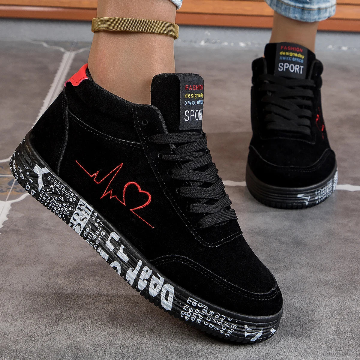 حذاء رياضي نسائي من القماش باللون الأحمر من Valentine Love