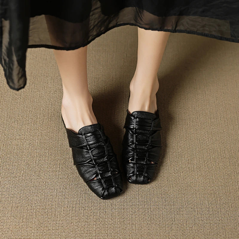 صنادل نسائية بكعب عريض من الجلد