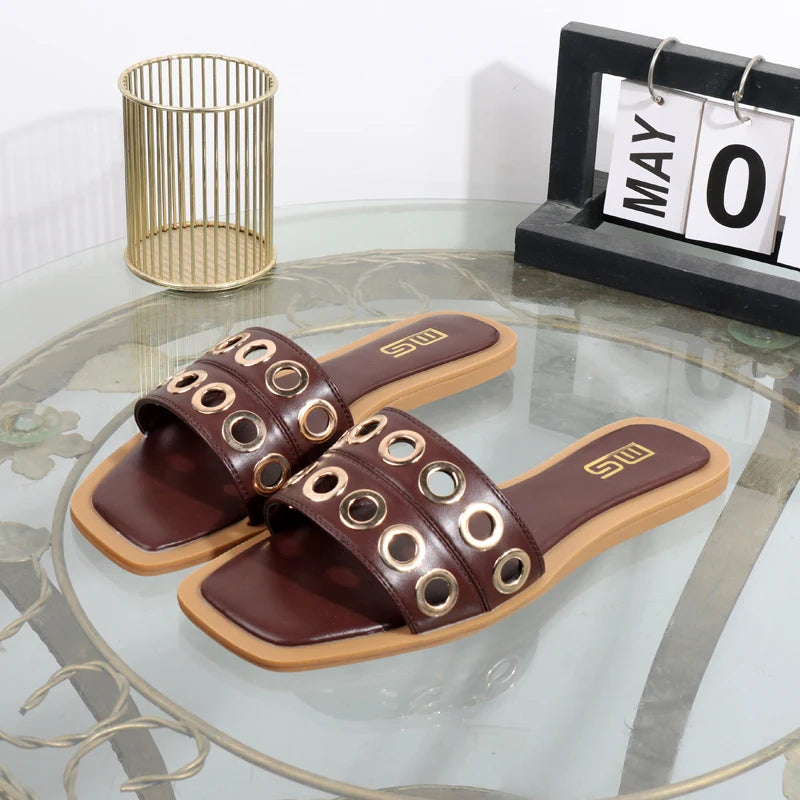 صنادل نسائية صيفية مسطحة مربعة الشكل