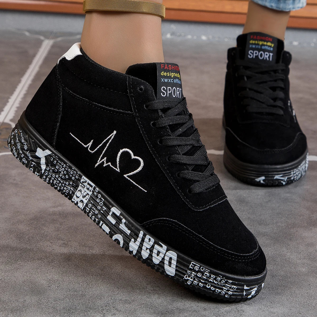 حذاء رياضي نسائي من القماش باللون الأحمر من Valentine Love