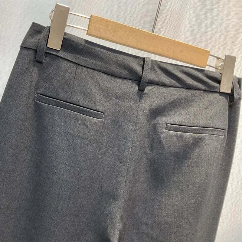 بدلة بليزر وبنطلون رمادي للنساء