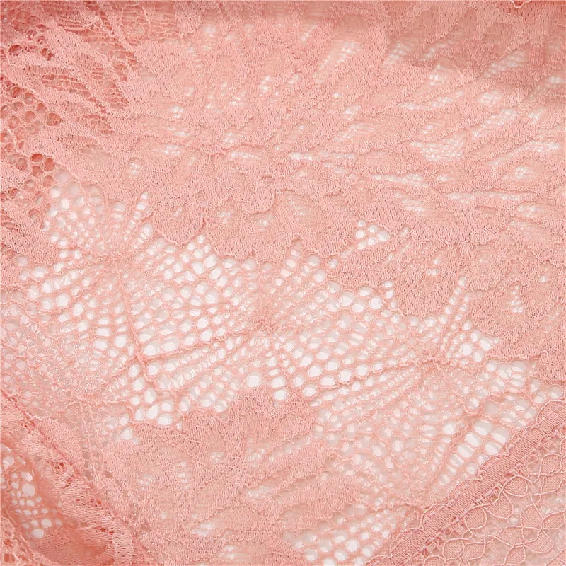 ملابس داخلية نسائية وردية اللون