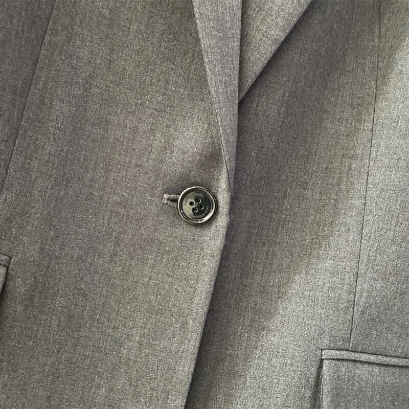 بدلة بليزر وبنطلون رمادي للنساء