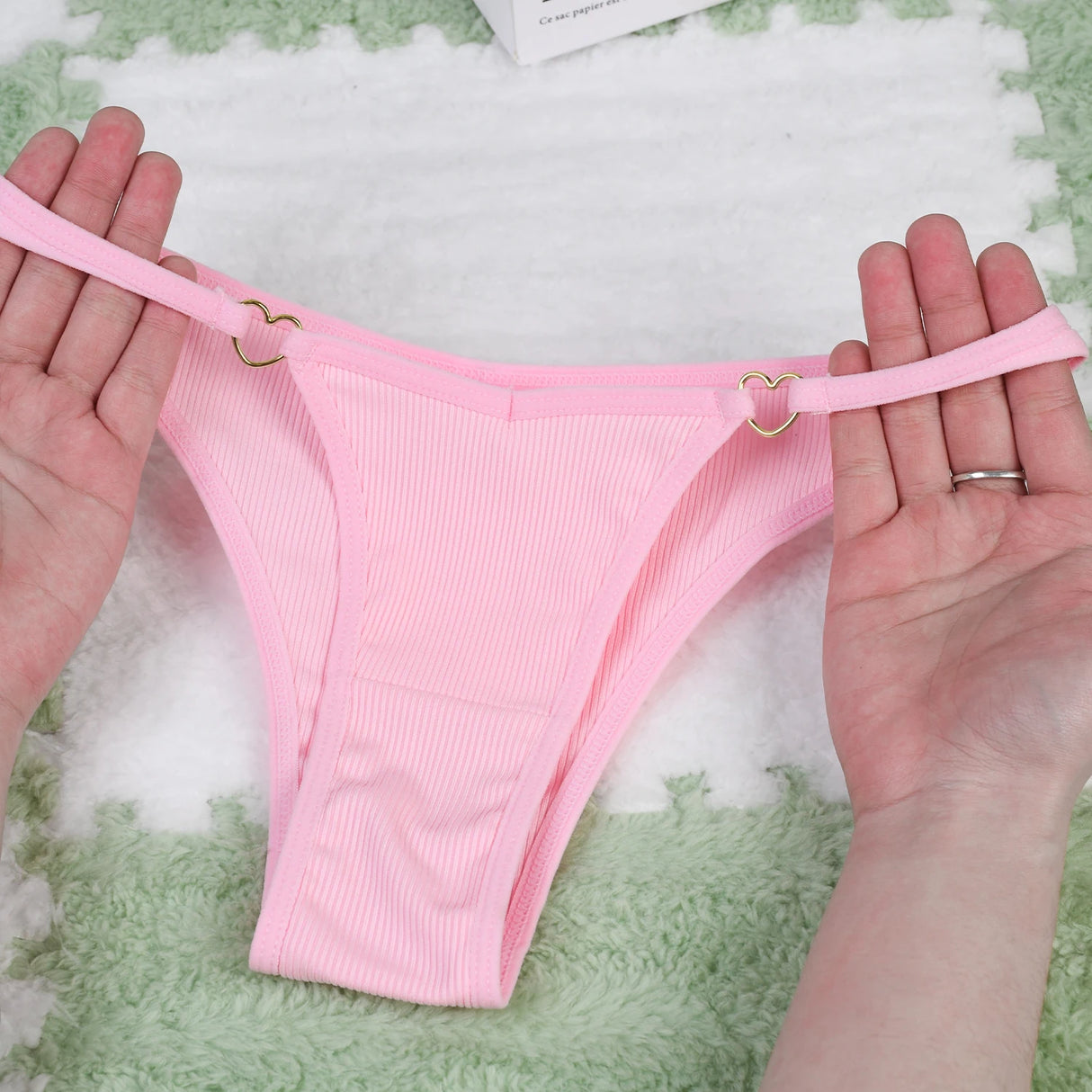 طقم ثونغ مجوف للنساء