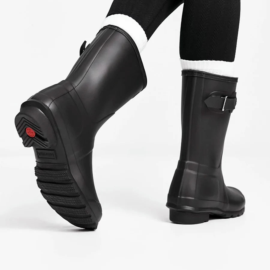 حذاء نسائي من الجلد المطرز حتى منتصف الساق