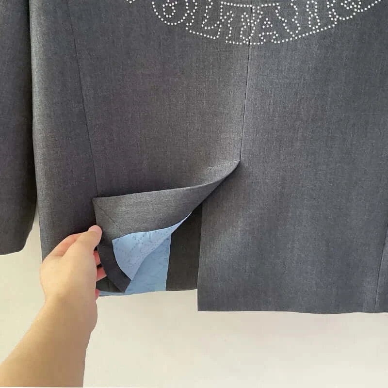 بدلة بليزر وبنطلون رمادي للنساء