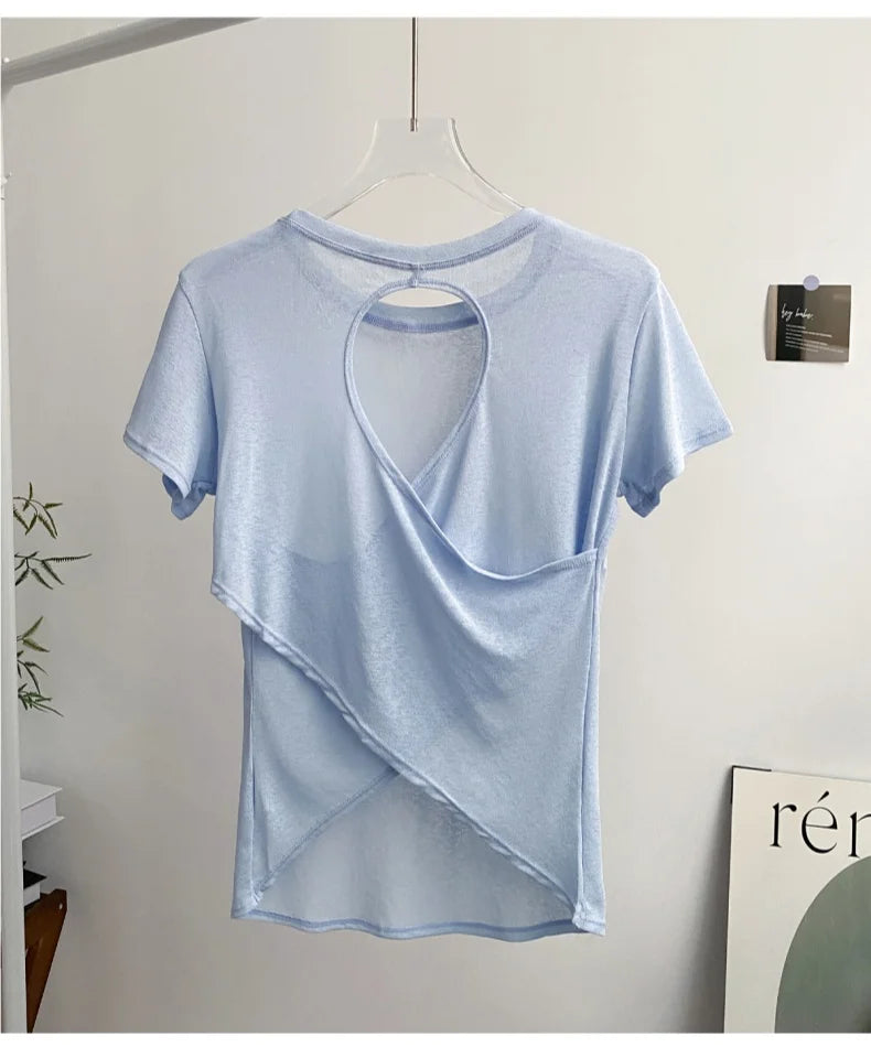 قميص يوغا قصير مفتوح الظهر للنساء