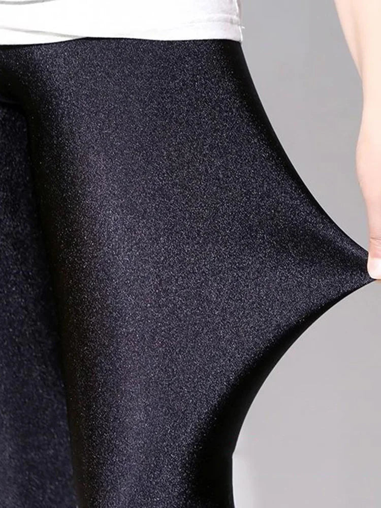 بنطال ليجنز نسائي من سباندكس لامع بلون النيون