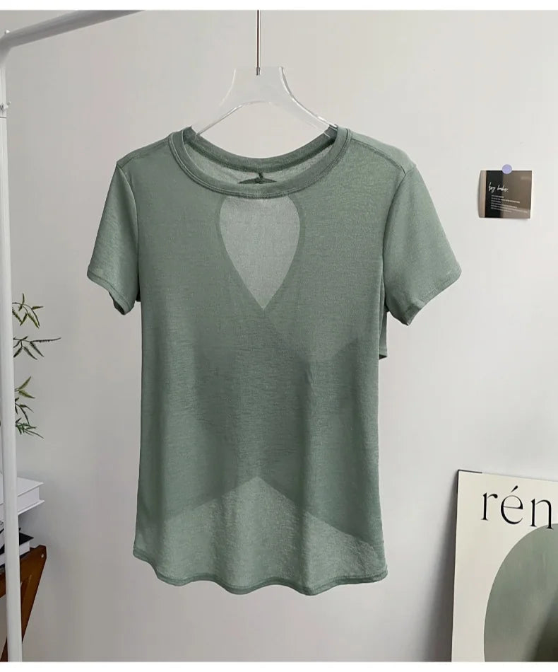 قميص يوغا قصير مفتوح الظهر للنساء