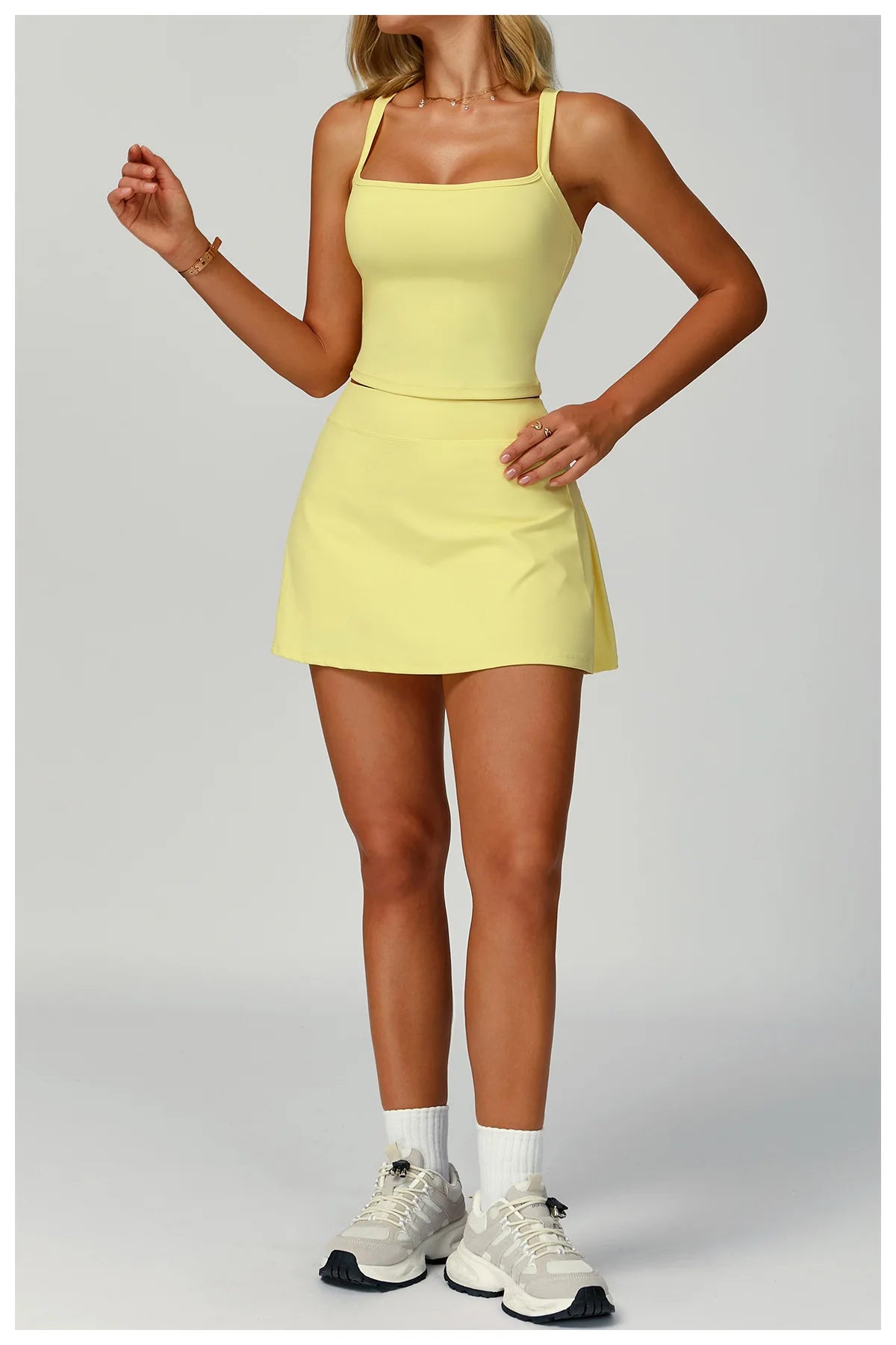 طقم تنورة تنس رياضية للنساء