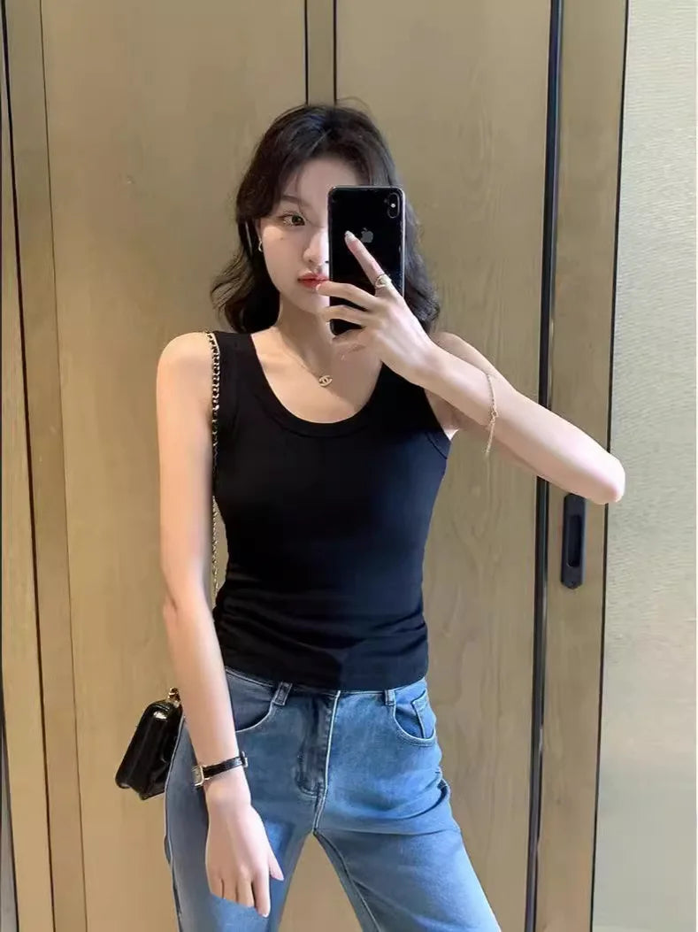 تي شيرت نسائي محبوك بدون أكمام