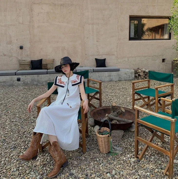 حذاء نسائي متوسط الساق من الجلد مطرز باللون الوردي