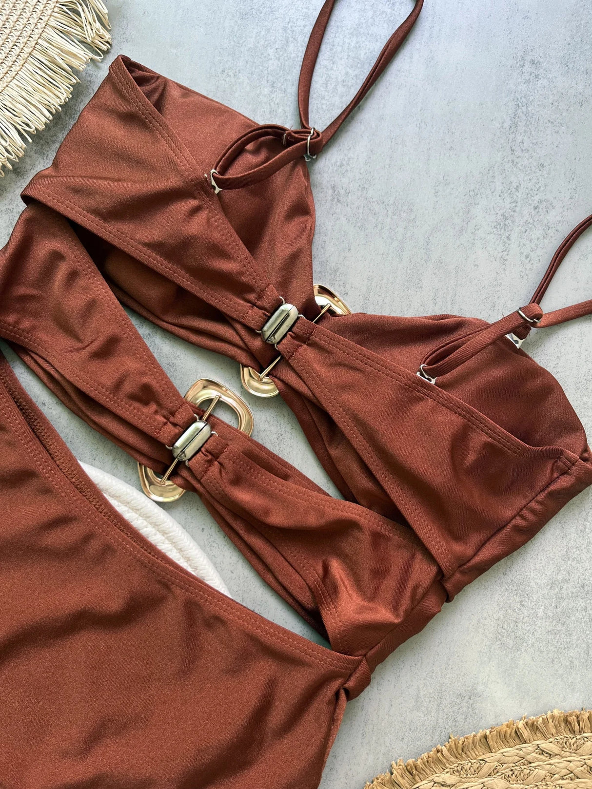 ملابس سباحة نسائية باندو بحلقة معدنية