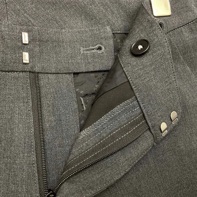 بدلة بليزر وبنطلون رمادي للنساء