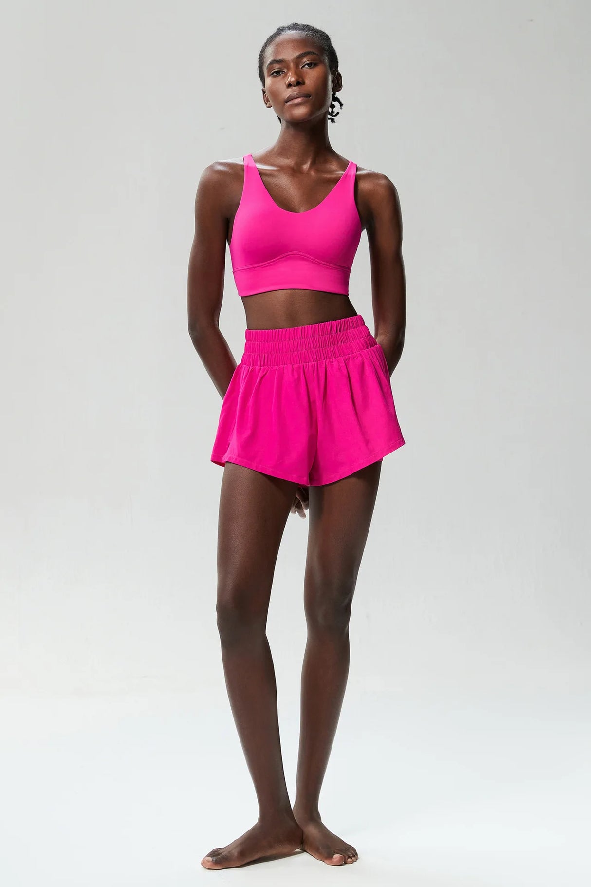 مجموعة رياضية سريعة الجفاف للنساء في الهواء الطلق