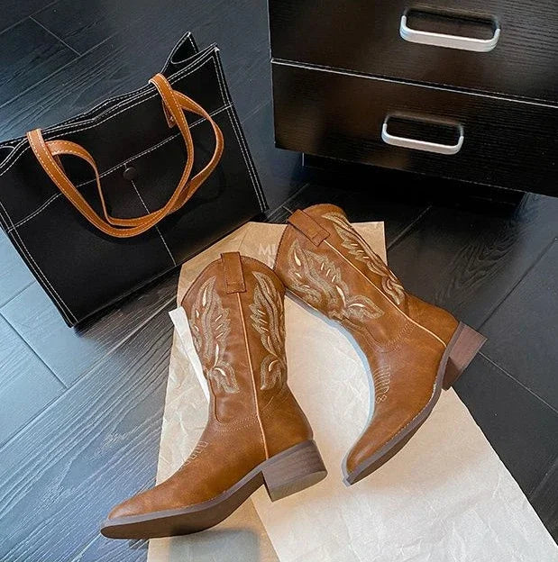 حذاء نسائي متوسط الساق من الجلد مطرز باللون الوردي