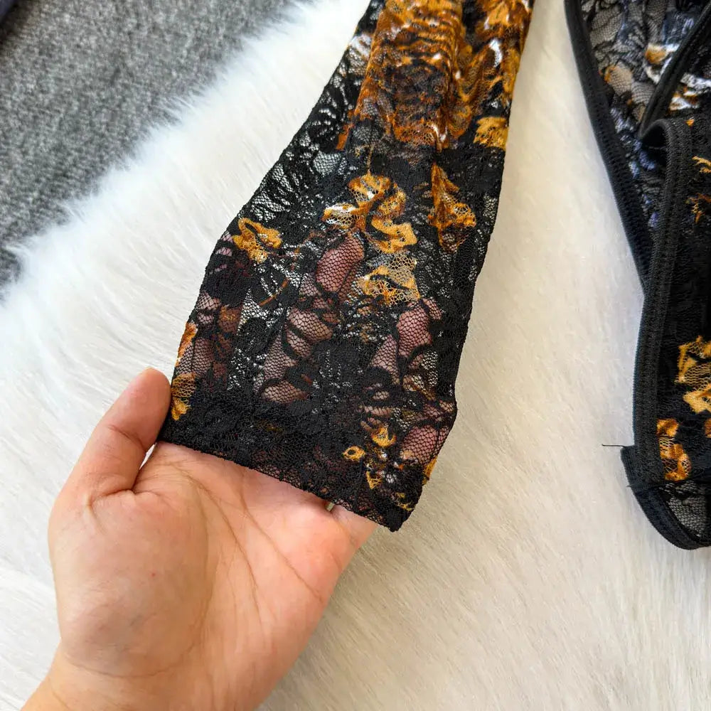 بدلة جسم نسائية مطبوعة بشبكة ورقبة مربعة