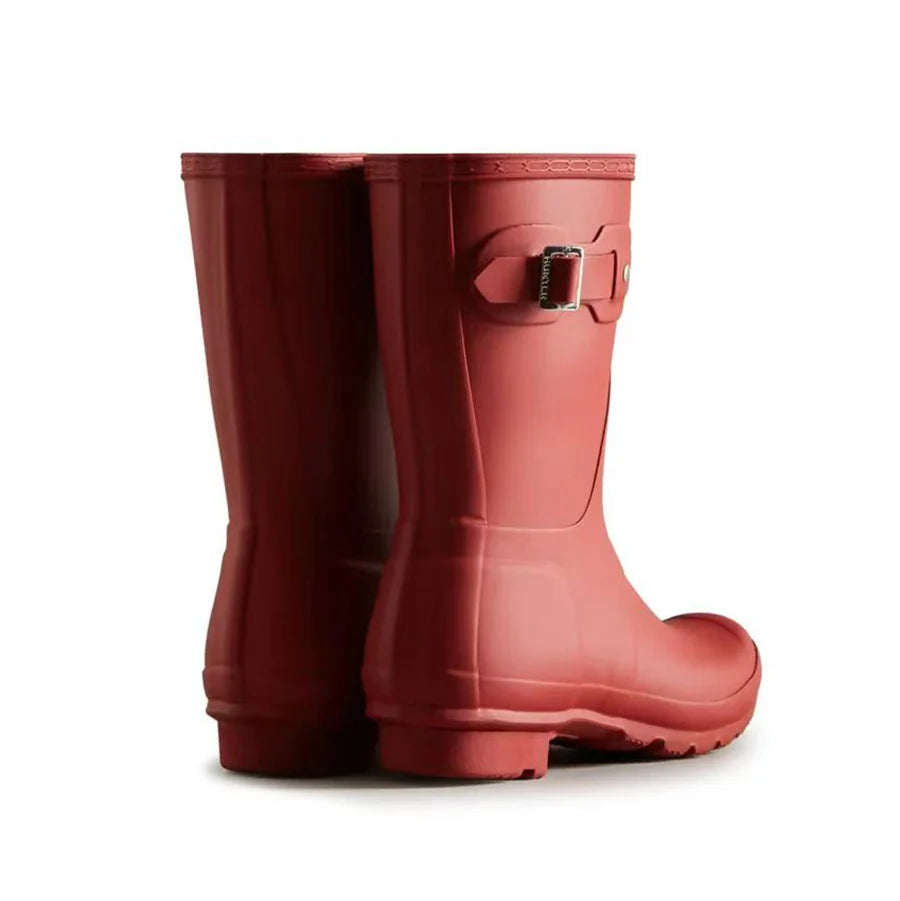 حذاء نسائي من الجلد المطرز حتى منتصف الساق