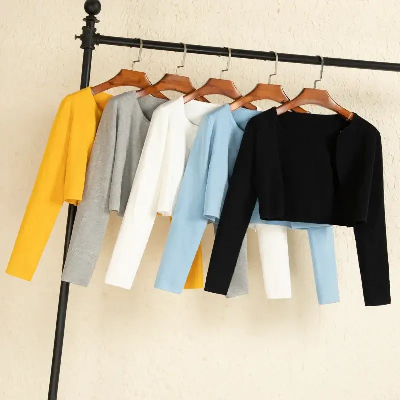 سترة نسائية سوداء قصيرة محبوكة