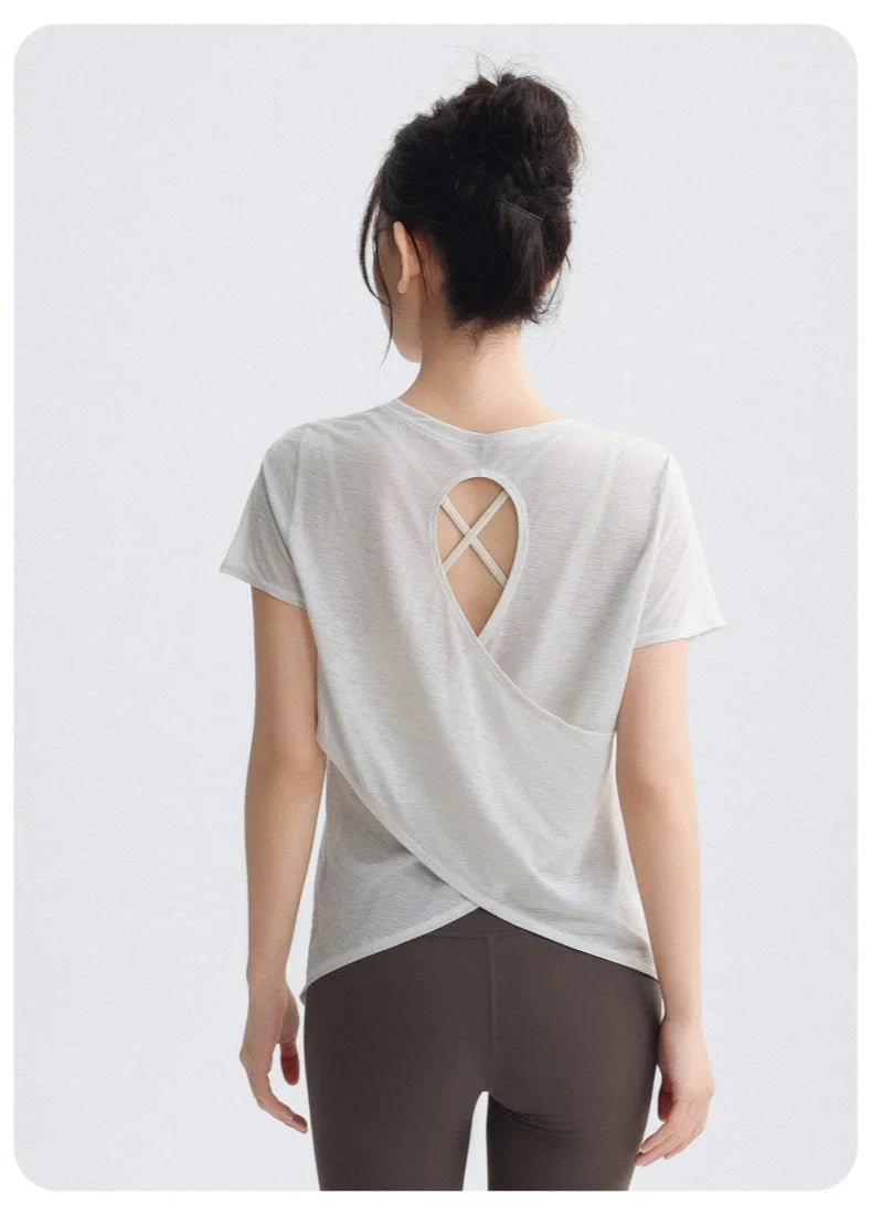 قميص يوغا قصير مفتوح الظهر للنساء