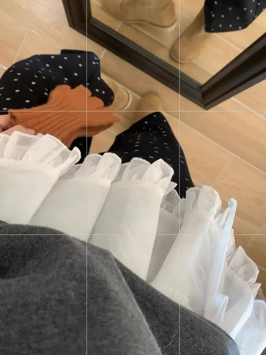 تنورة نسائية من الدانتيل بتصميم Y2K